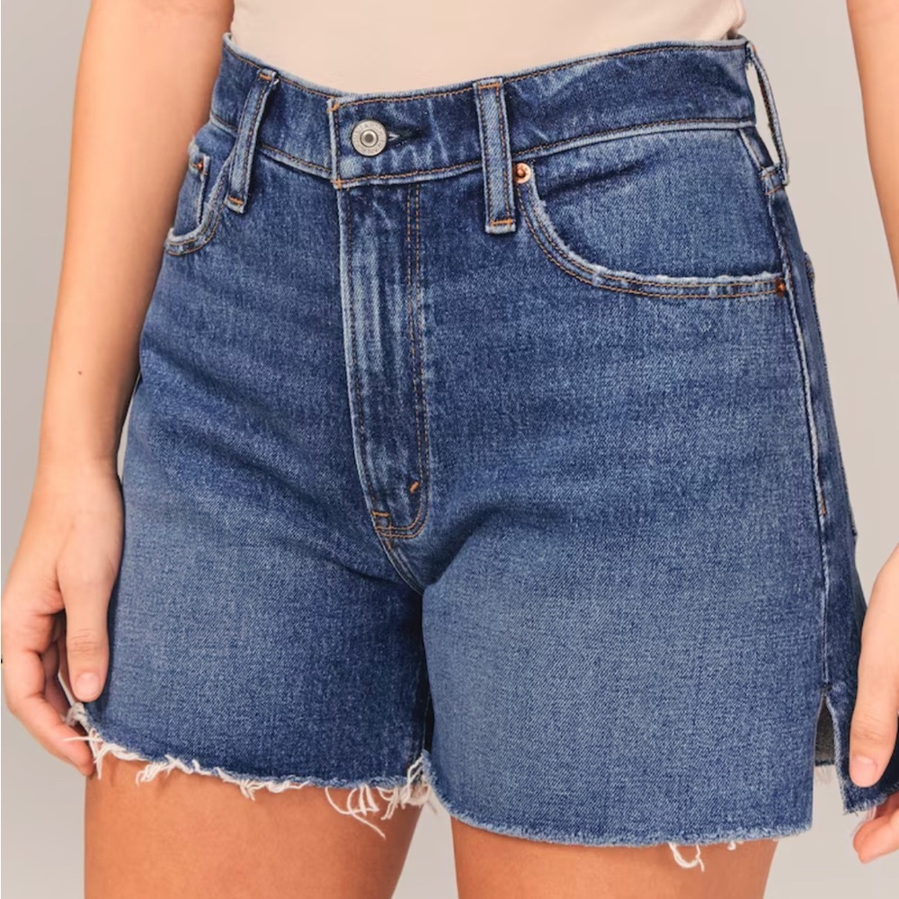 Abercrombie & Fitch 4” mom short high rise. Curve love. Size 32